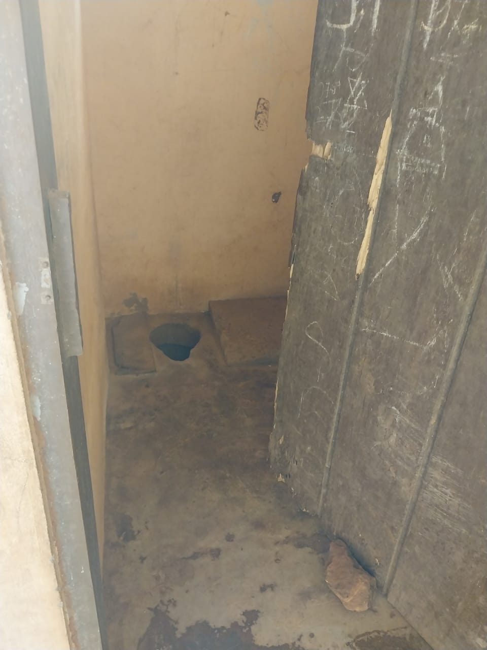 Reine Mädchensache - Mädchentoiletten für die Schule in Akuni