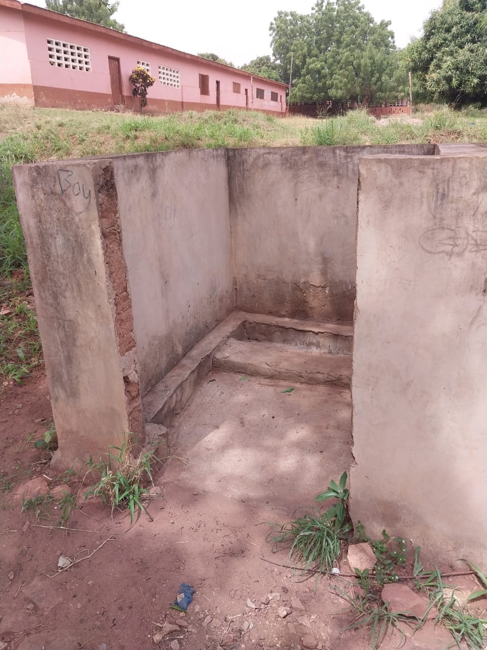 Die Toiletten der Basic-School in Akuni